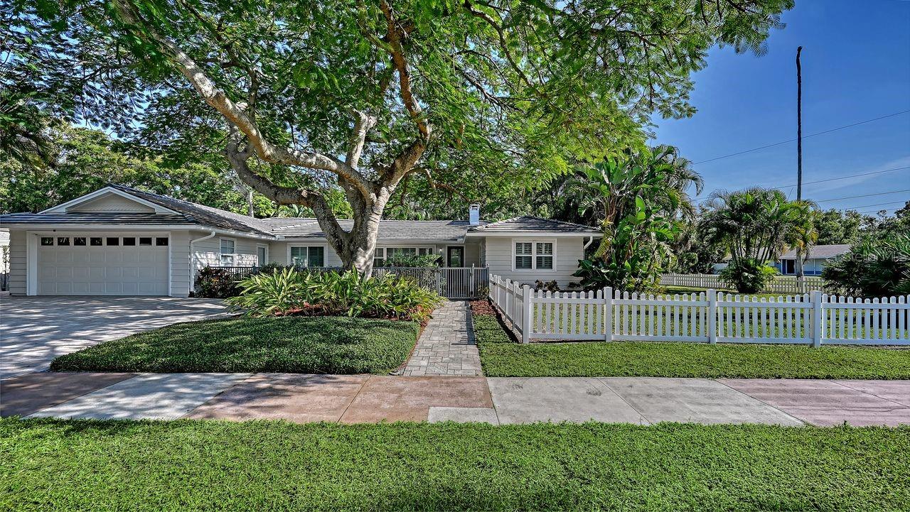 Single Family Residence in SARASOTA, FL - Daniel Dourado