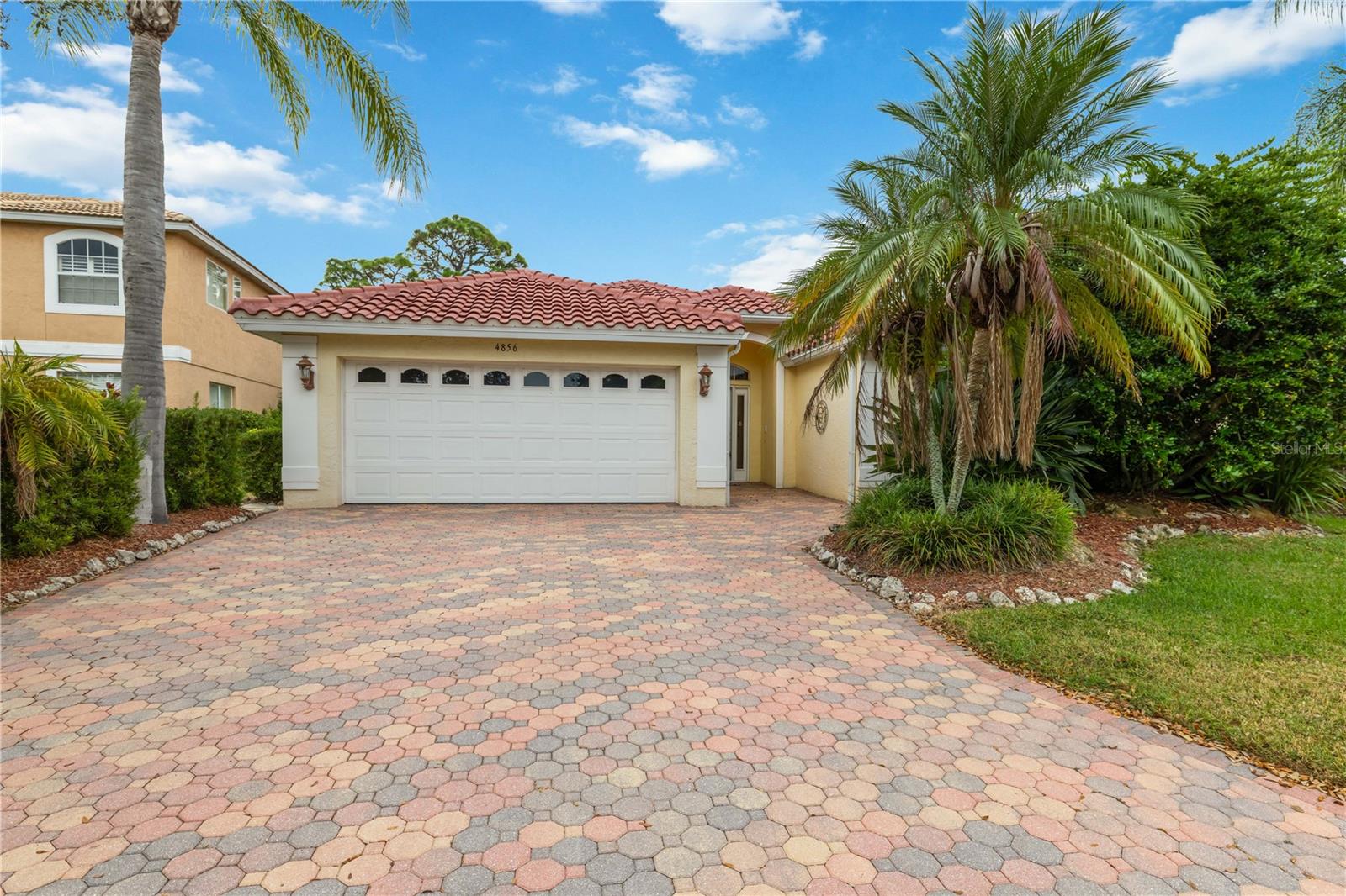 Single Family Residence in SARASOTA, FL - Daniel Dourado