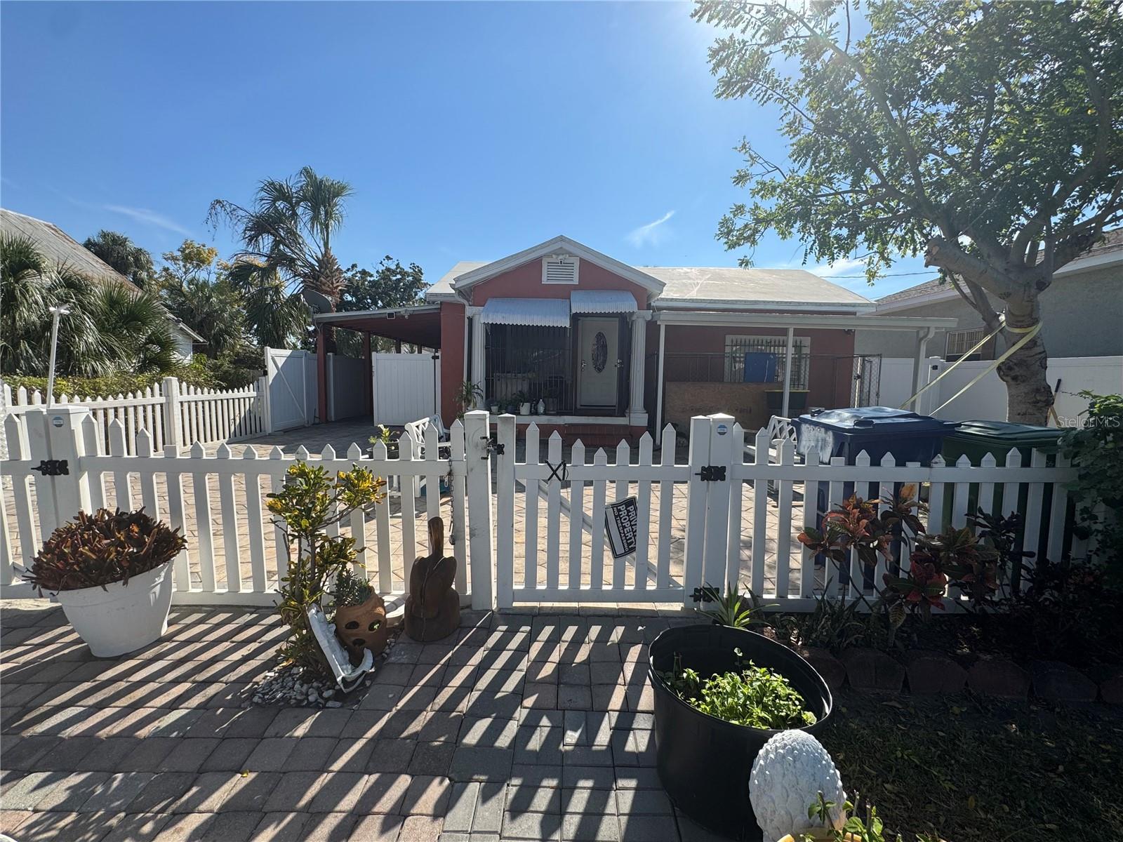 Single Family Residence in TAMPA, FL - Daniel Dourado
