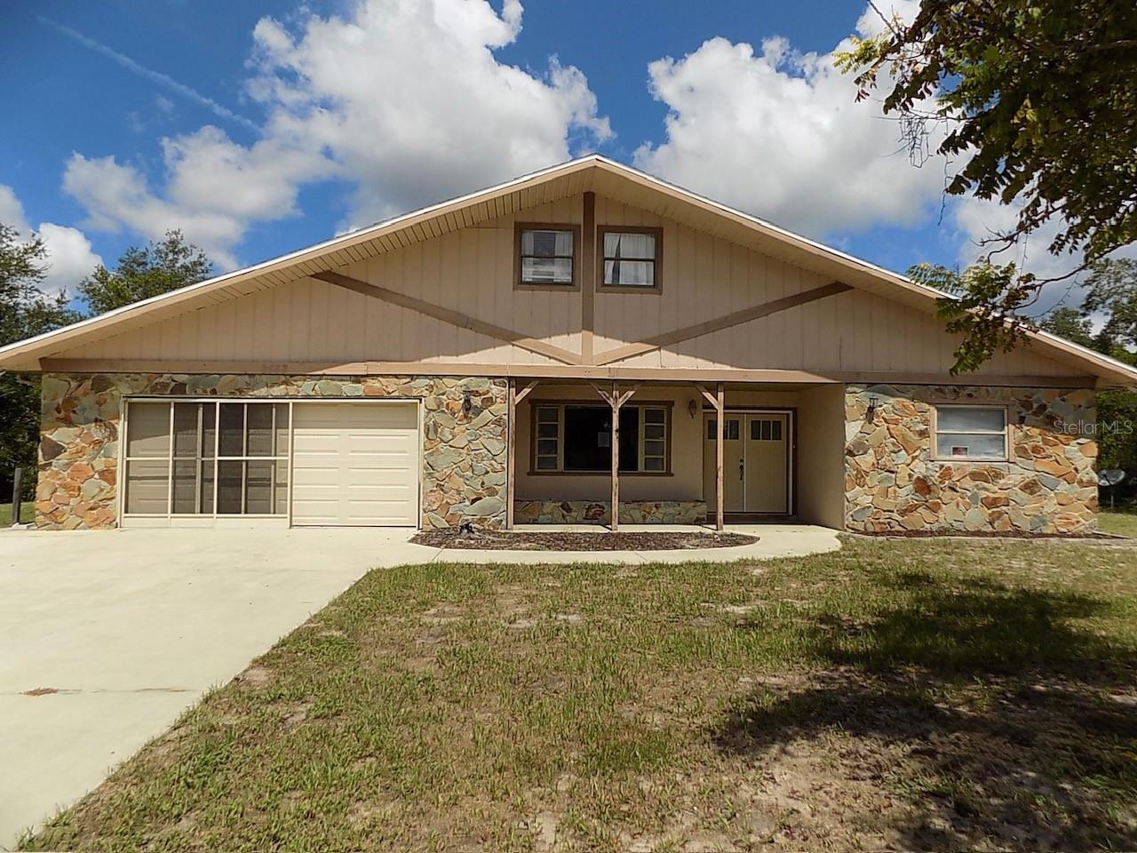 Single Family Residence in WEEKI WACHEE, FL - Daniel Dourado