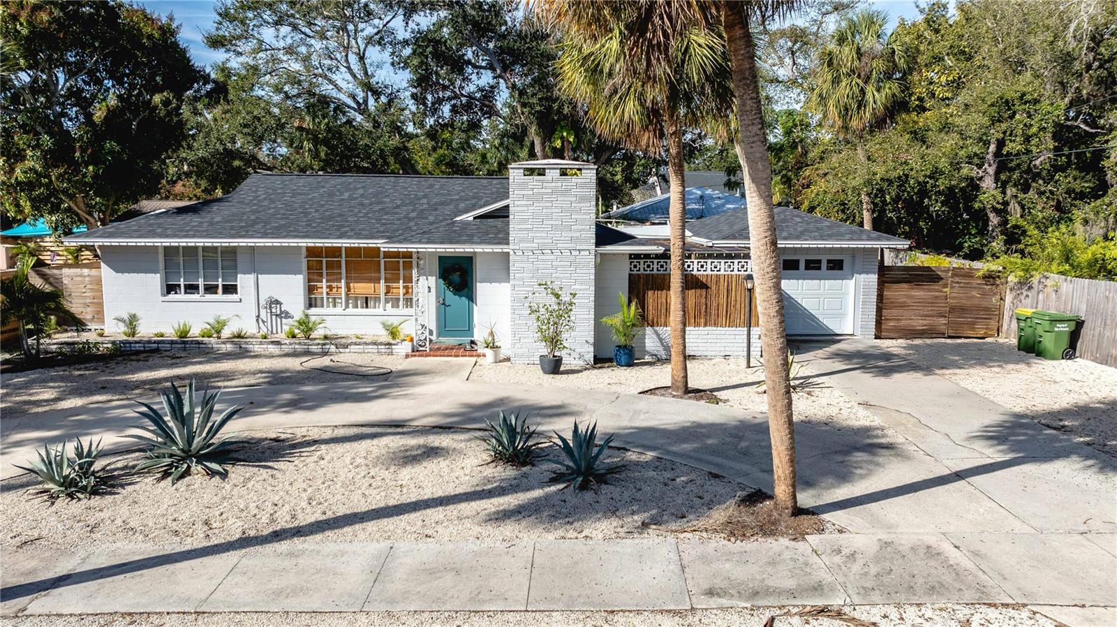 Single Family Residence in SARASOTA, FL - Daniel Dourado