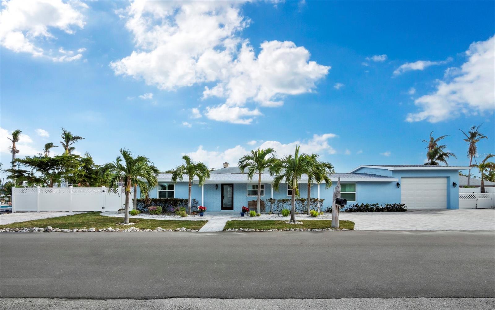Single Family Residence in LONGBOAT KEY, FL - Daniel Dourado