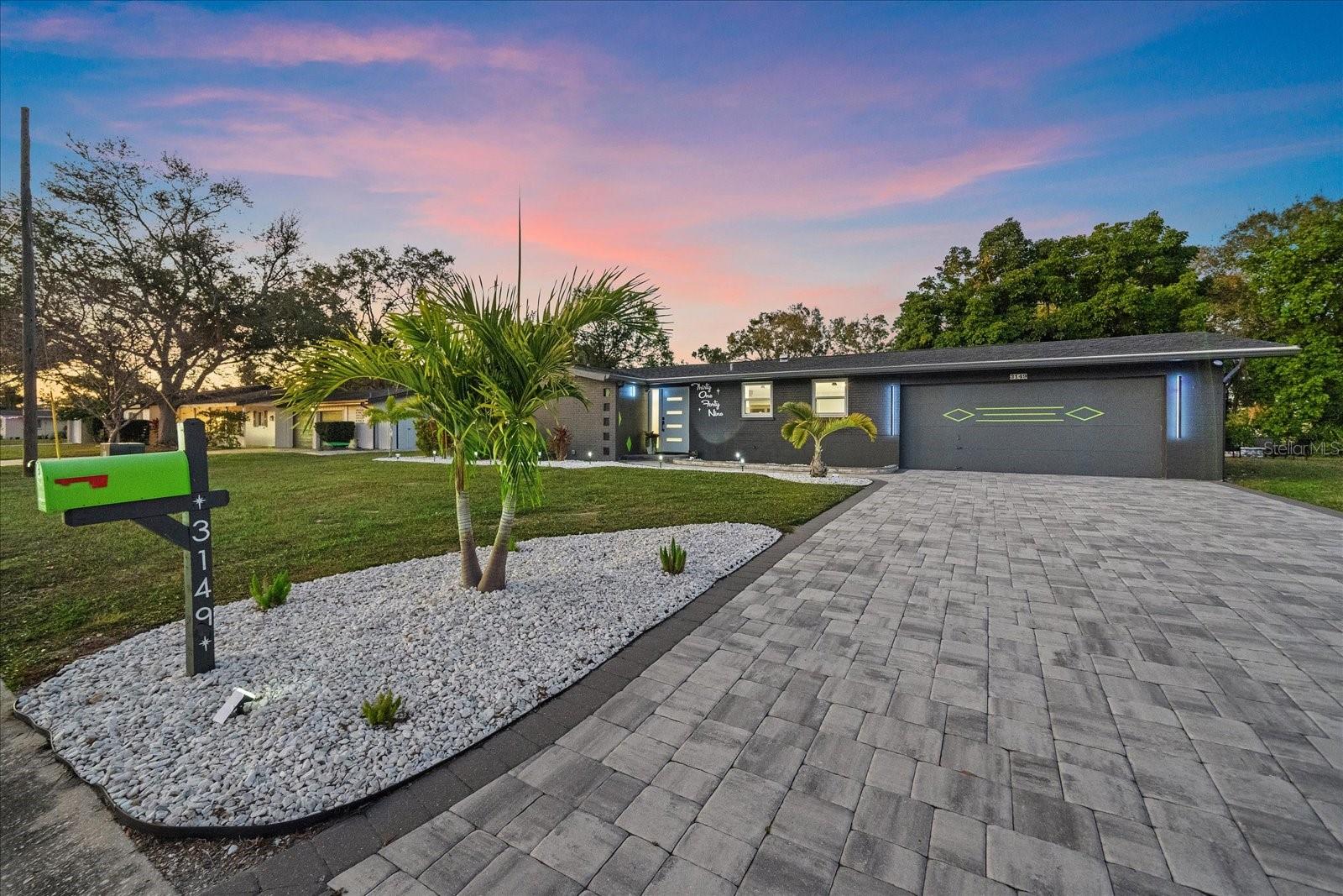 Single Family Residence in SARASOTA, FL - Daniel Dourado