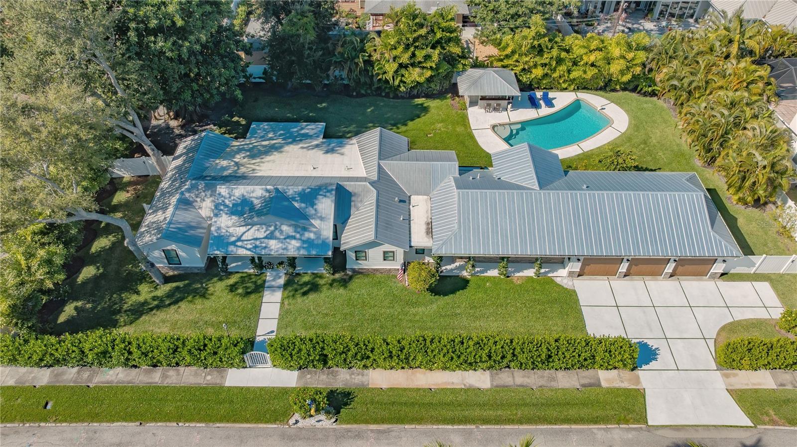 Single Family Residence in SARASOTA, FL - Daniel Dourado