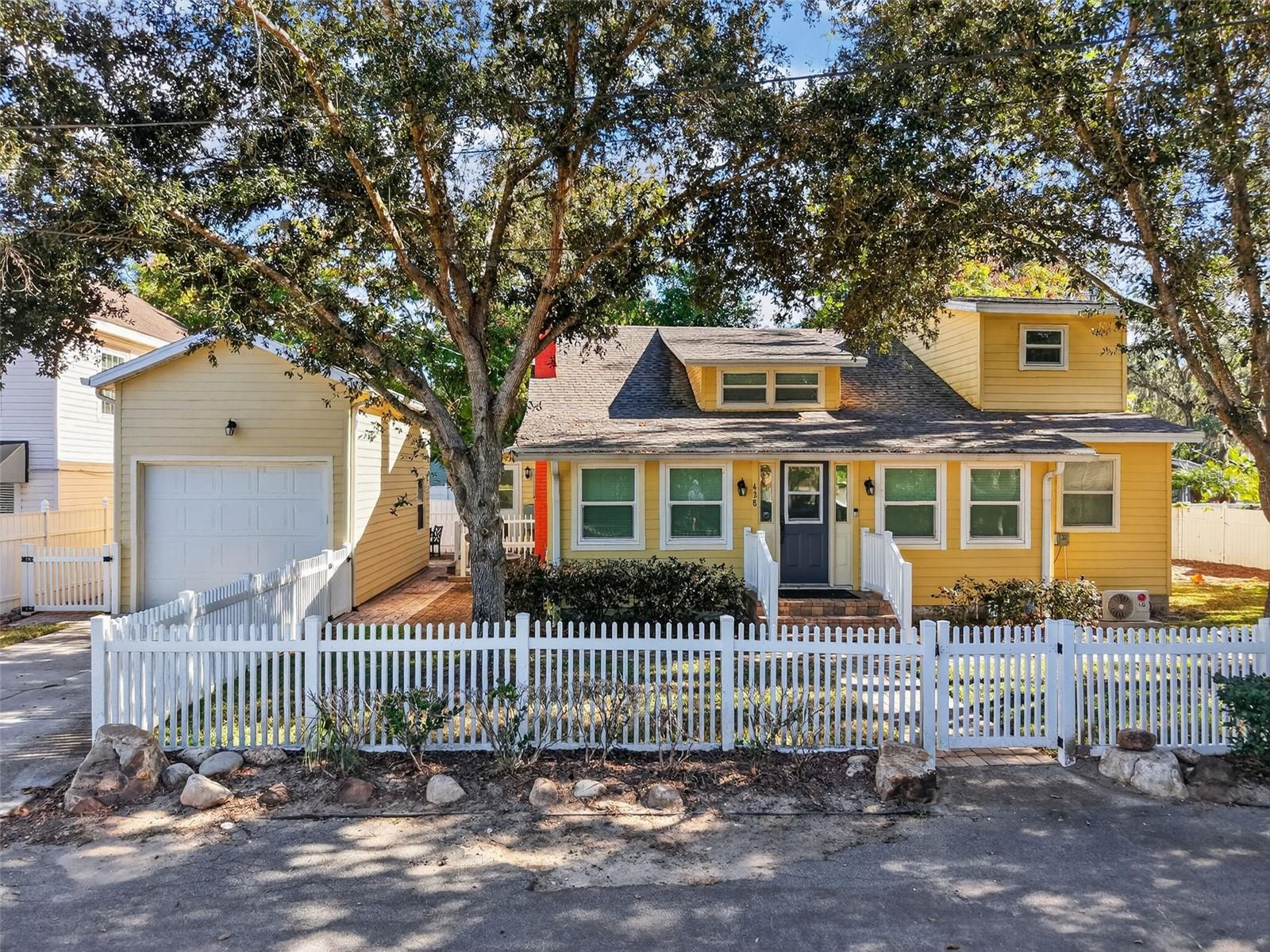 Single Family Residence in MOUNT DORA, FL - Daniel Dourado