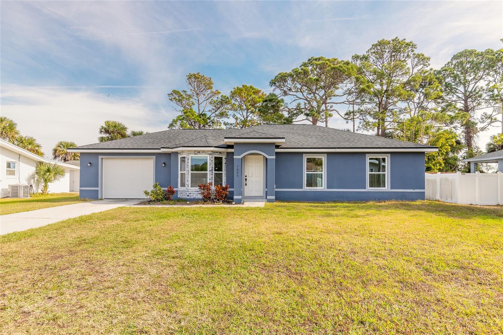 Single Family Residence in EDGEWATER, FL - Daniel Dourado