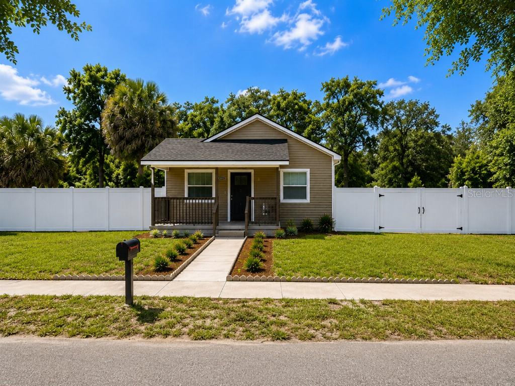 Single Family Residence in TAMPA, FL - Daniel Dourado