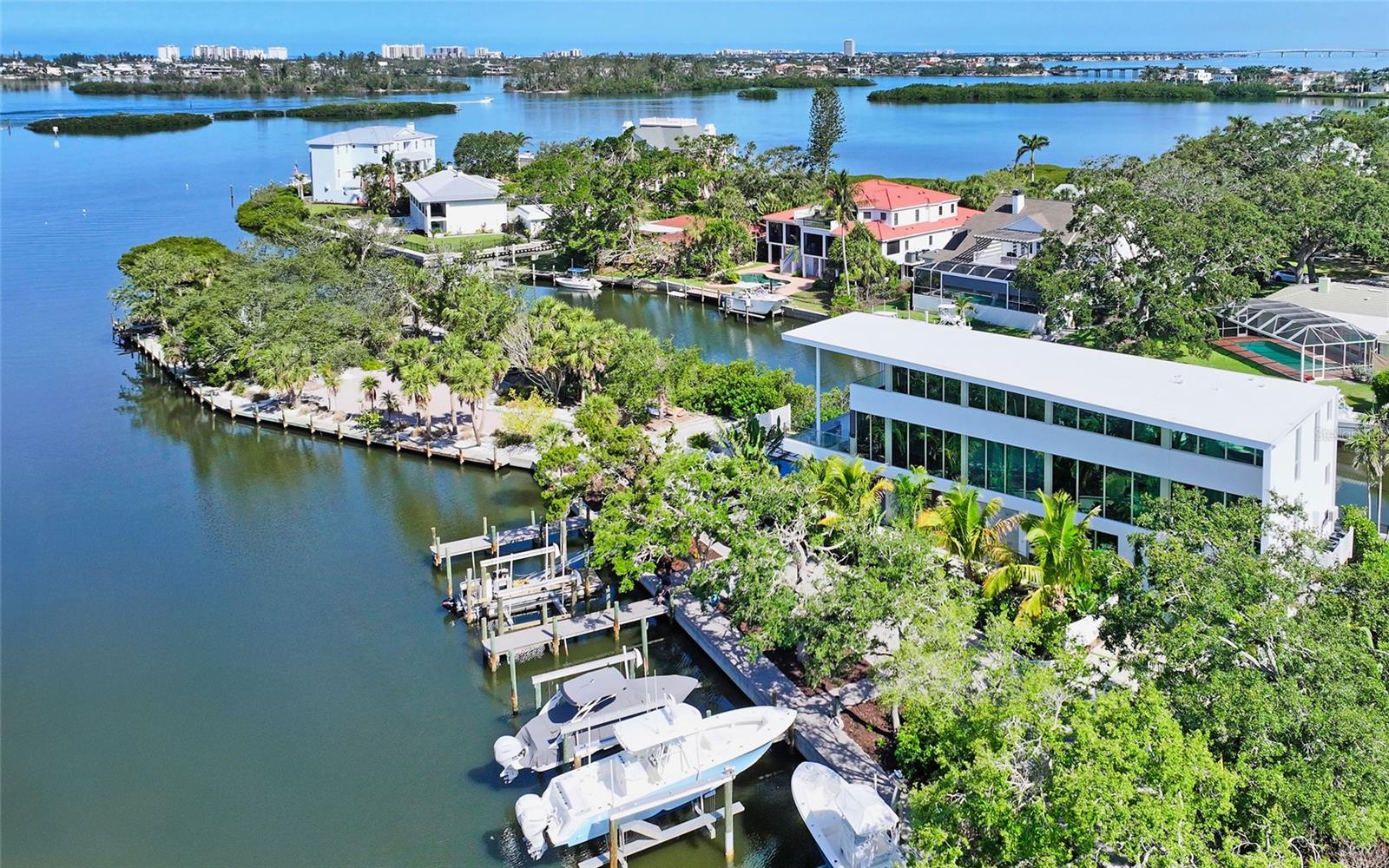Single Family Residence in SARASOTA, FL - Daniel Dourado