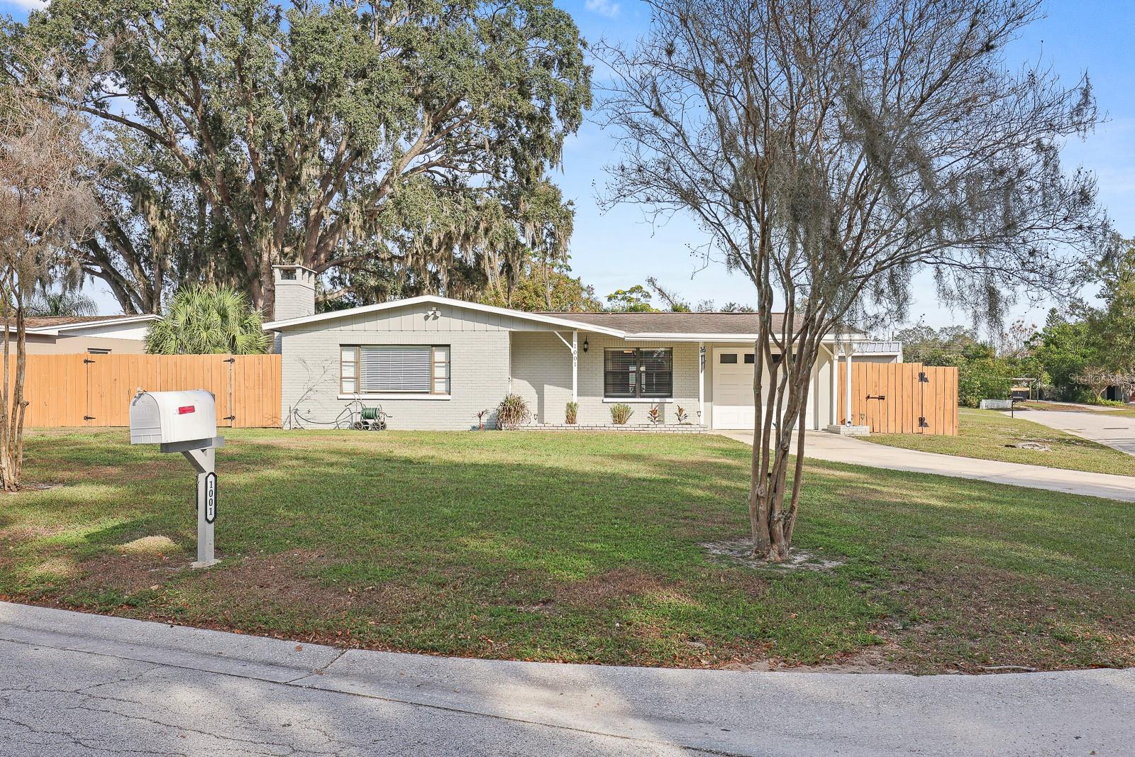 Single Family Residence in BRANDON, FL - Daniel Dourado