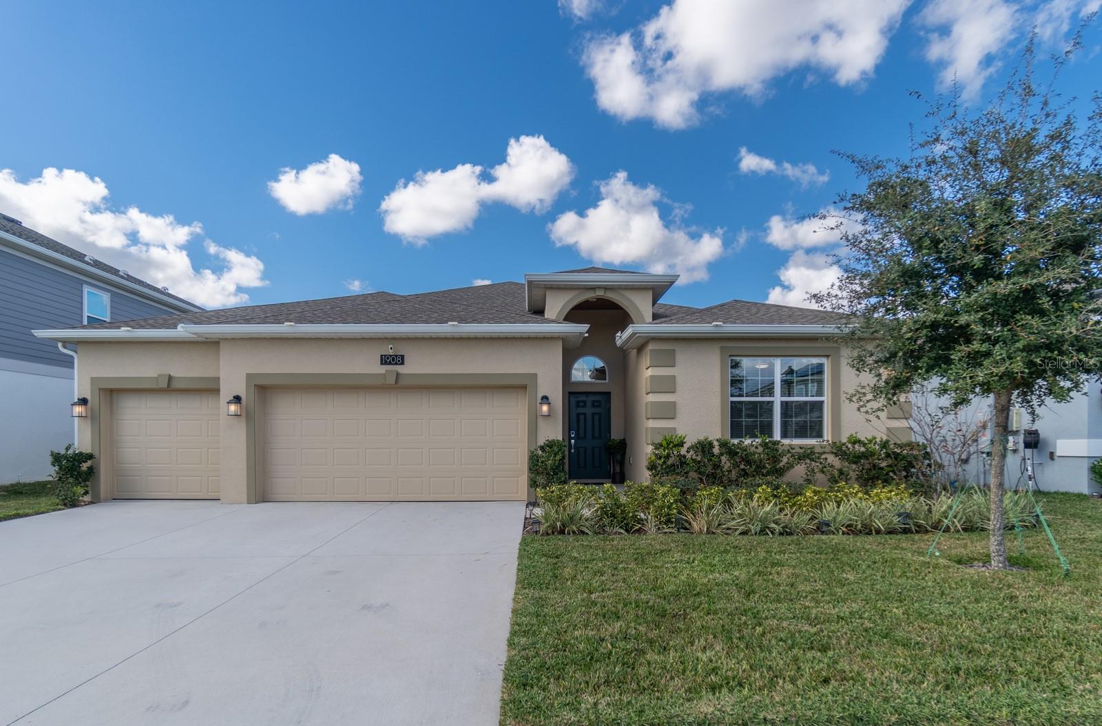 Single Family Residence in GROVELAND, FL - Daniel Dourado
