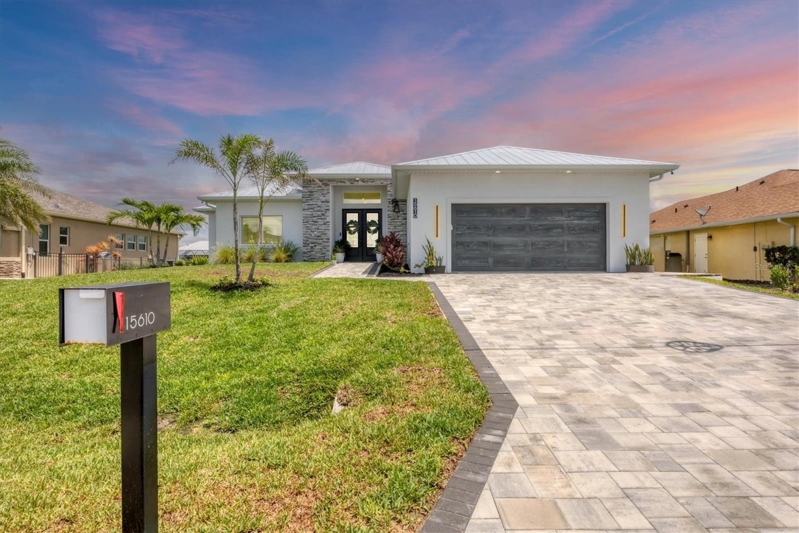 Single Family Residence em PORT CHARLOTTE, FL - Daniel Dourado