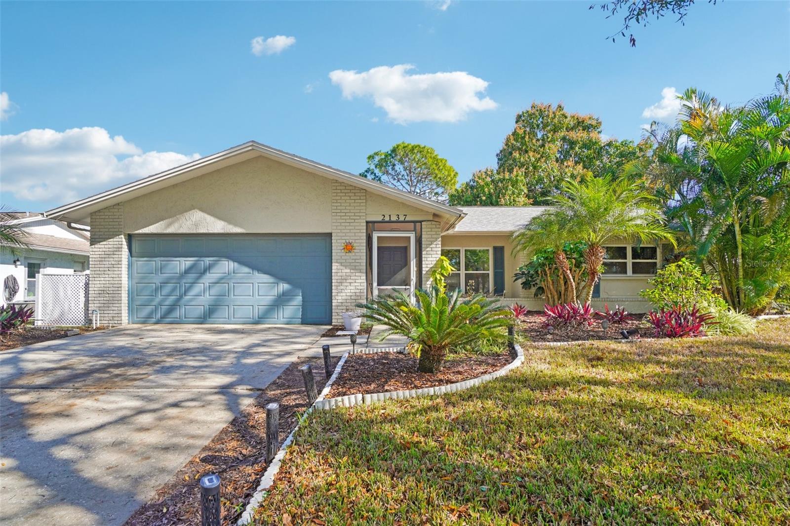 Single Family Residence in PALM HARBOR, FL - Daniel Dourado