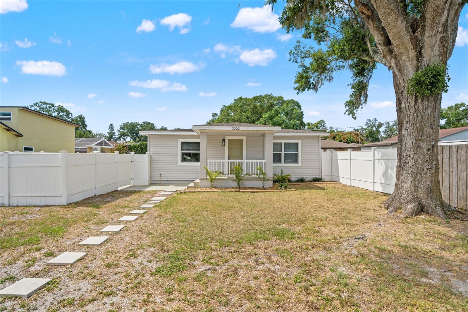 Single Family Residence in TAMPA, FL - Daniel Dourado