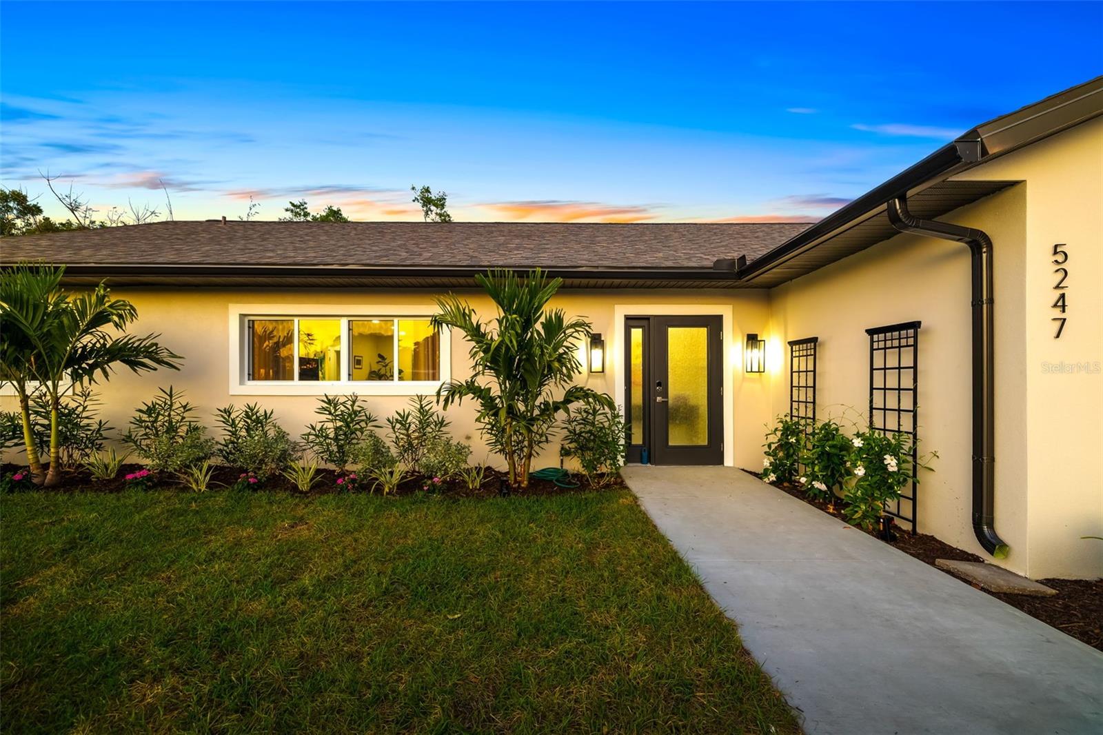 Single Family Residence in SARASOTA, FL - Daniel Dourado