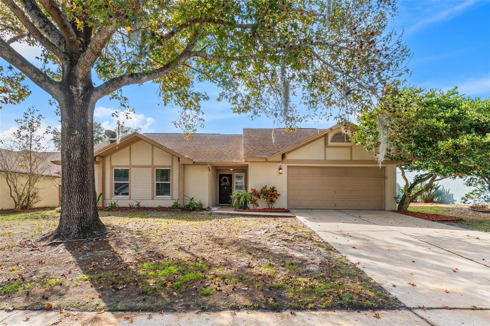 Single Family Residence in OVIEDO, FL - Daniel Dourado