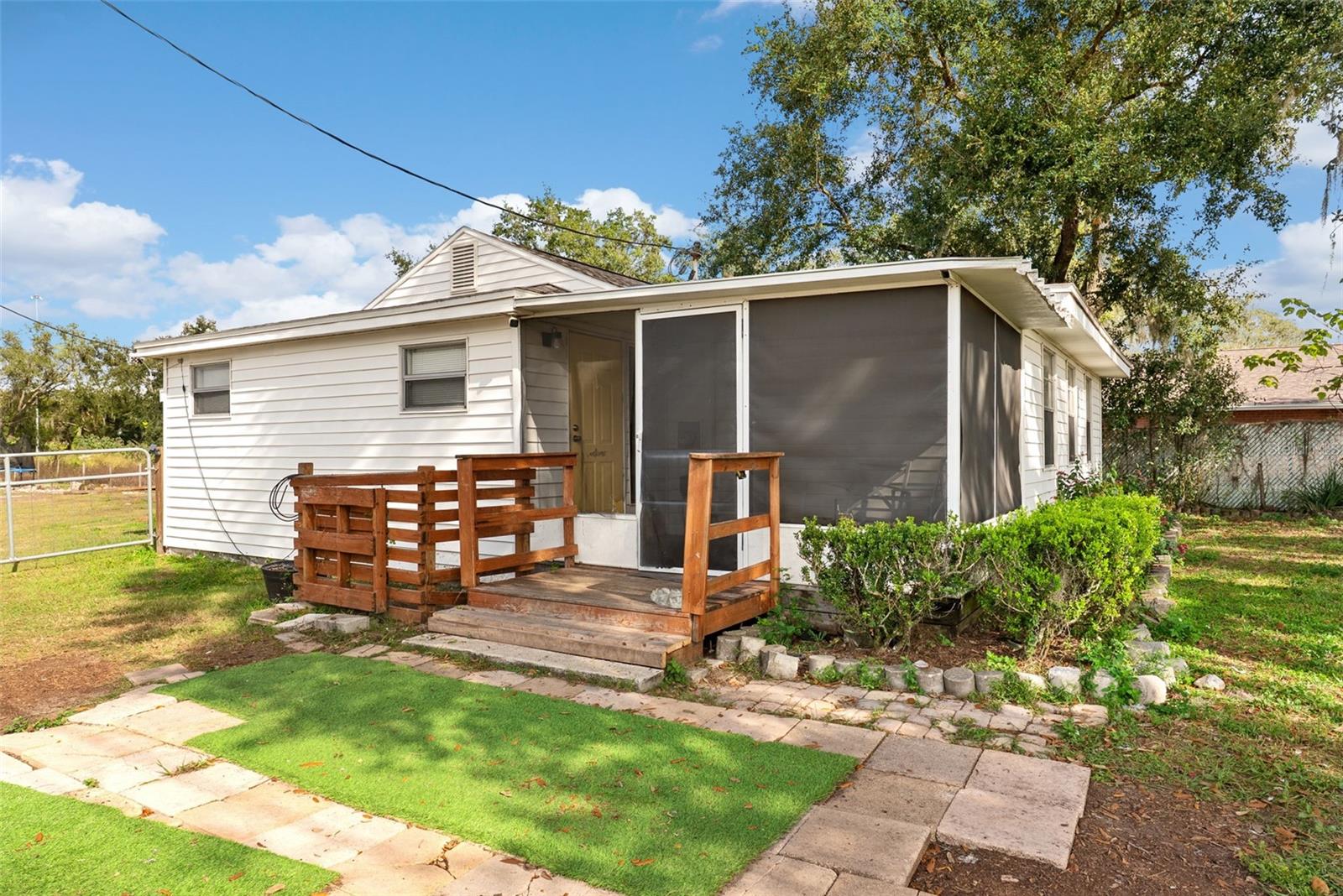 Single Family Residence in PLANT CITY, FL - Daniel Dourado