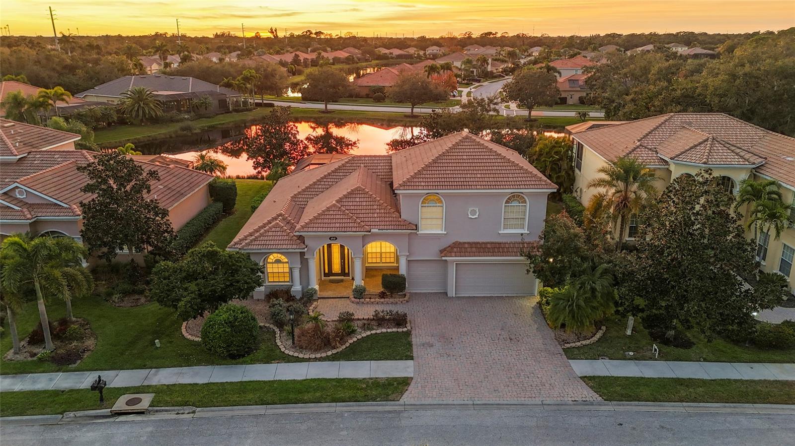 Single Family Residence in SARASOTA, FL - Daniel Dourado
