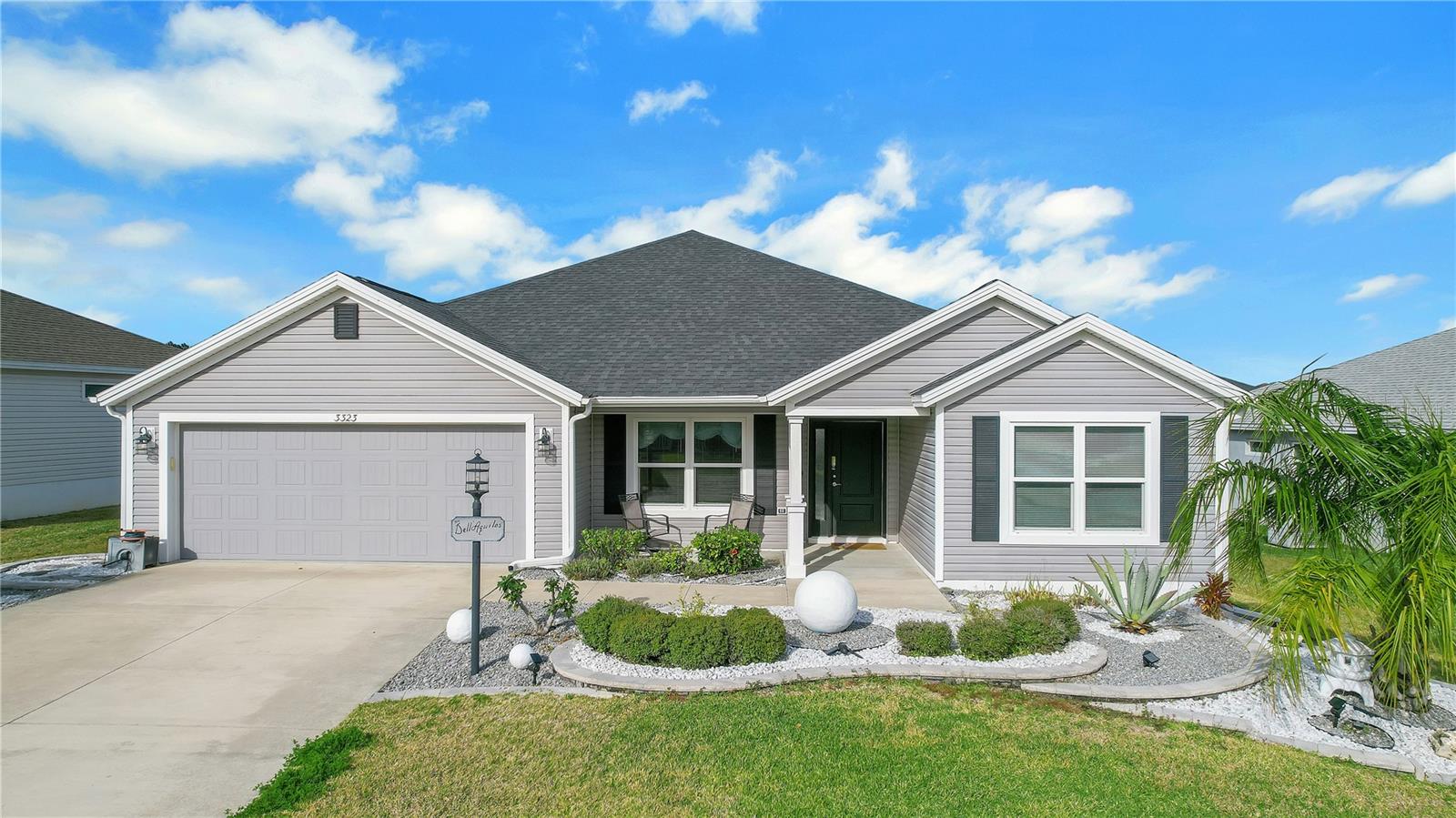 Single Family Residence in OXFORD, FL - Daniel Dourado