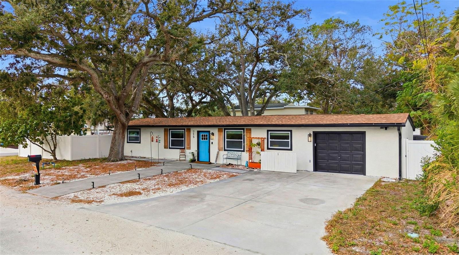 Single Family Residence in GULFPORT, FL - Daniel Dourado