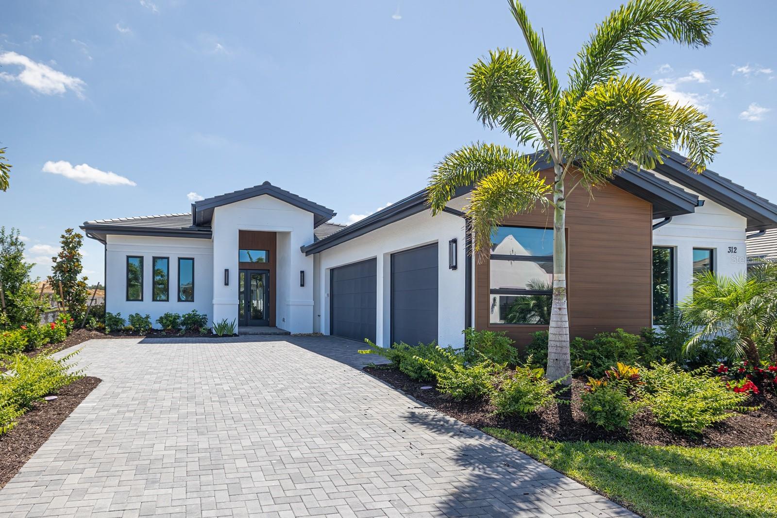 Single Family Residence in SARASOTA, FL - Daniel Dourado