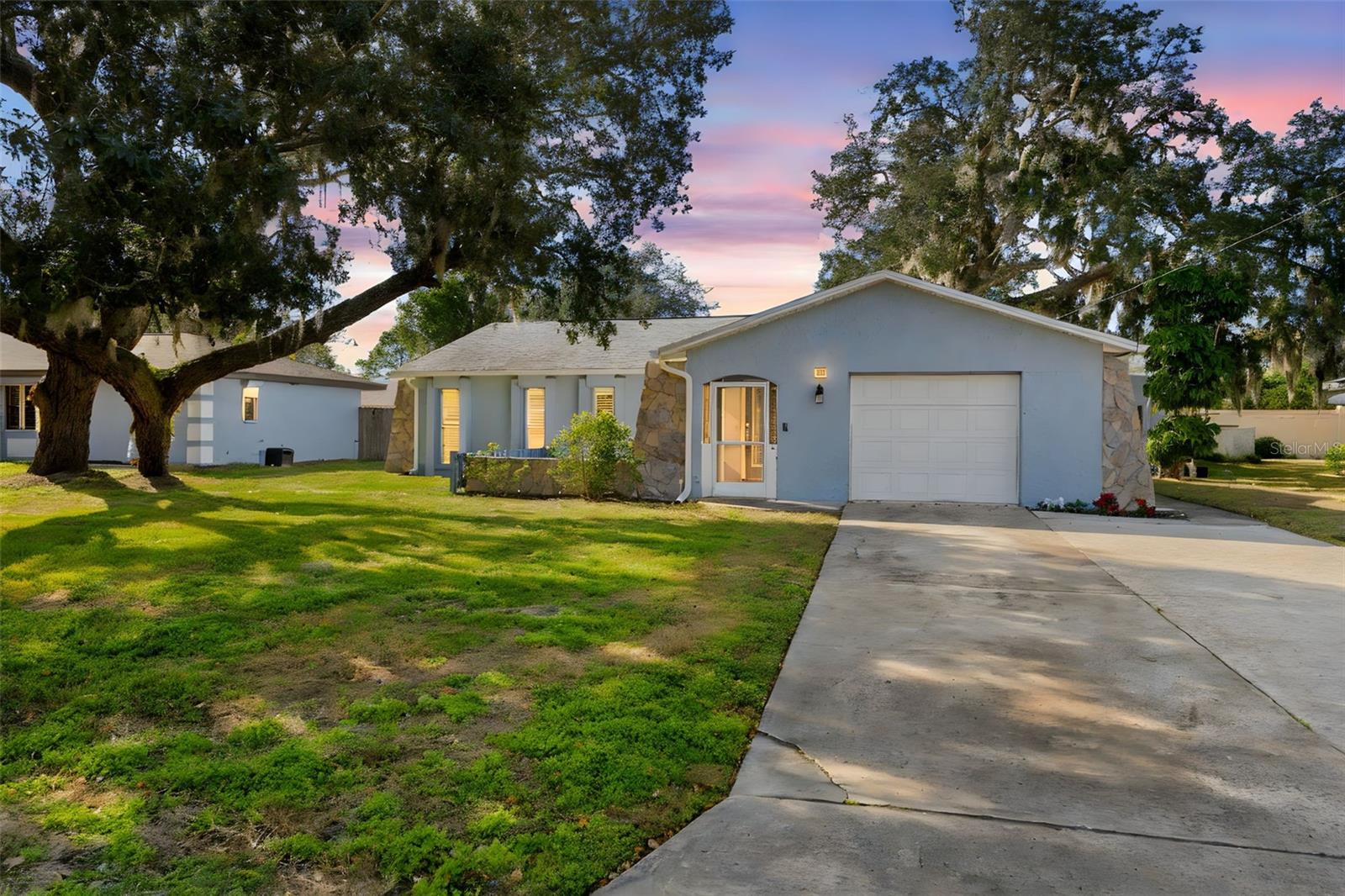 Single Family Residence em SPRING HILL, FL - Daniel Dourado