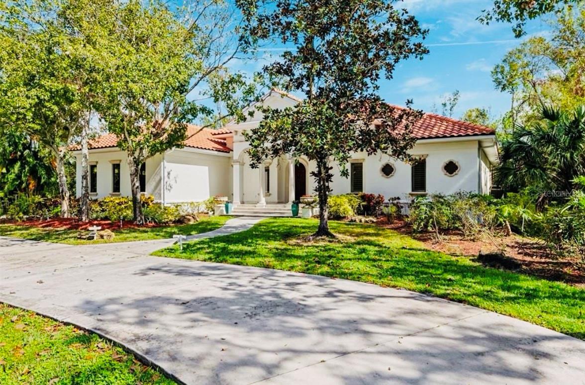 Single Family Residence in SARASOTA, FL - Daniel Dourado