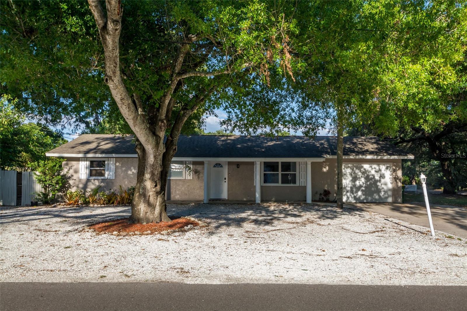 Single Family Residence in SARASOTA, FL - Daniel Dourado