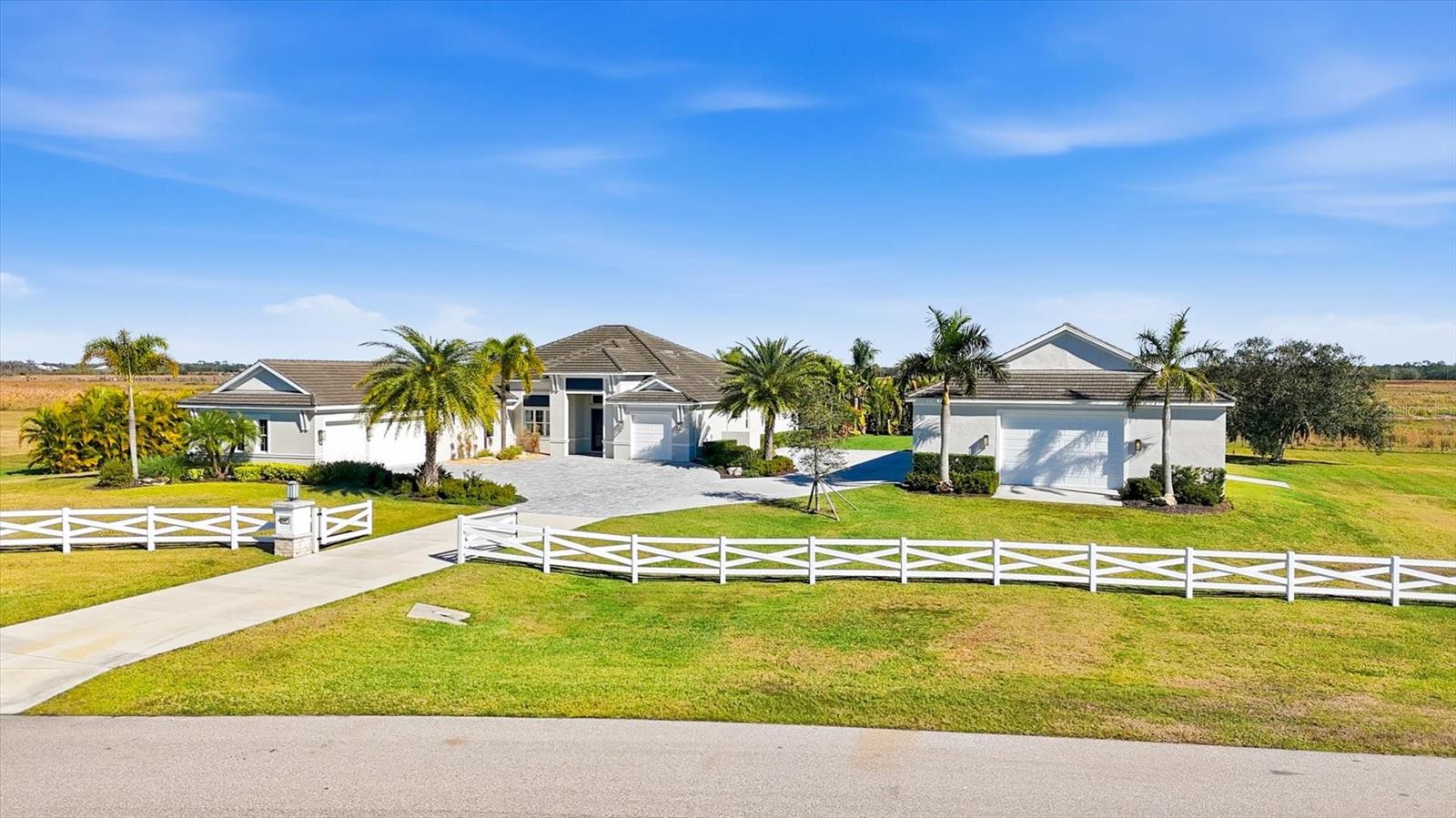 Single Family Residence in SARASOTA, FL - Daniel Dourado