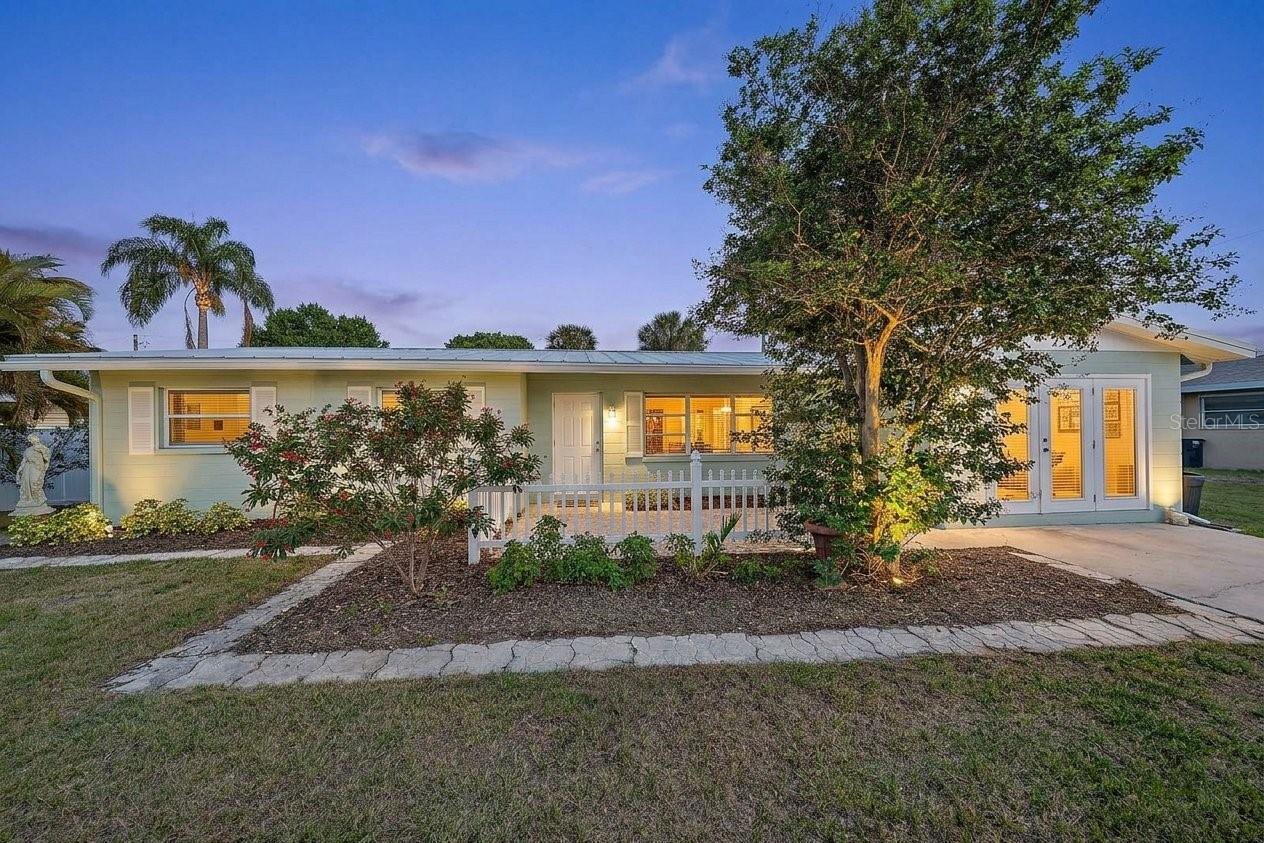 Single Family Residence in SARASOTA, FL - Daniel Dourado