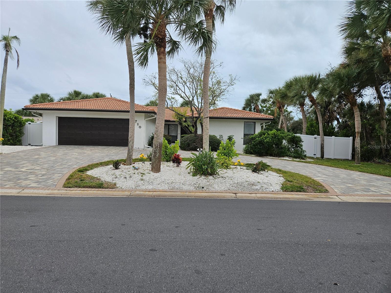 Single Family Residence in SARASOTA, FL - Daniel Dourado