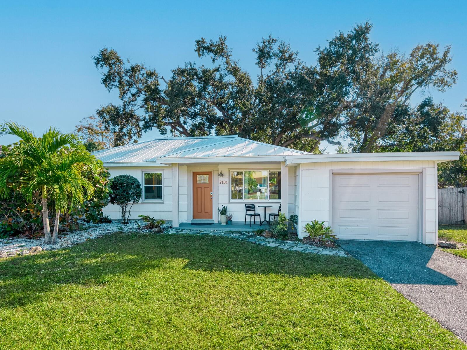 Single Family Residence in SARASOTA, FL - Daniel Dourado