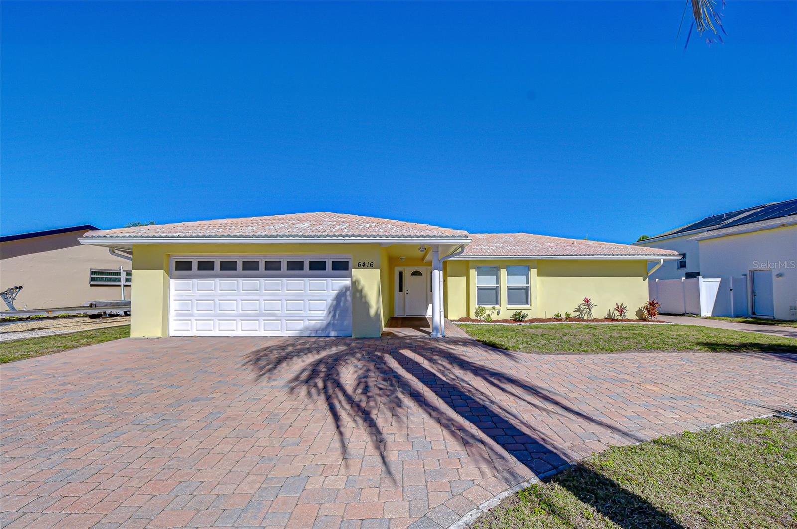 Single Family Residence in APOLLO BEACH, FL - Daniel Dourado