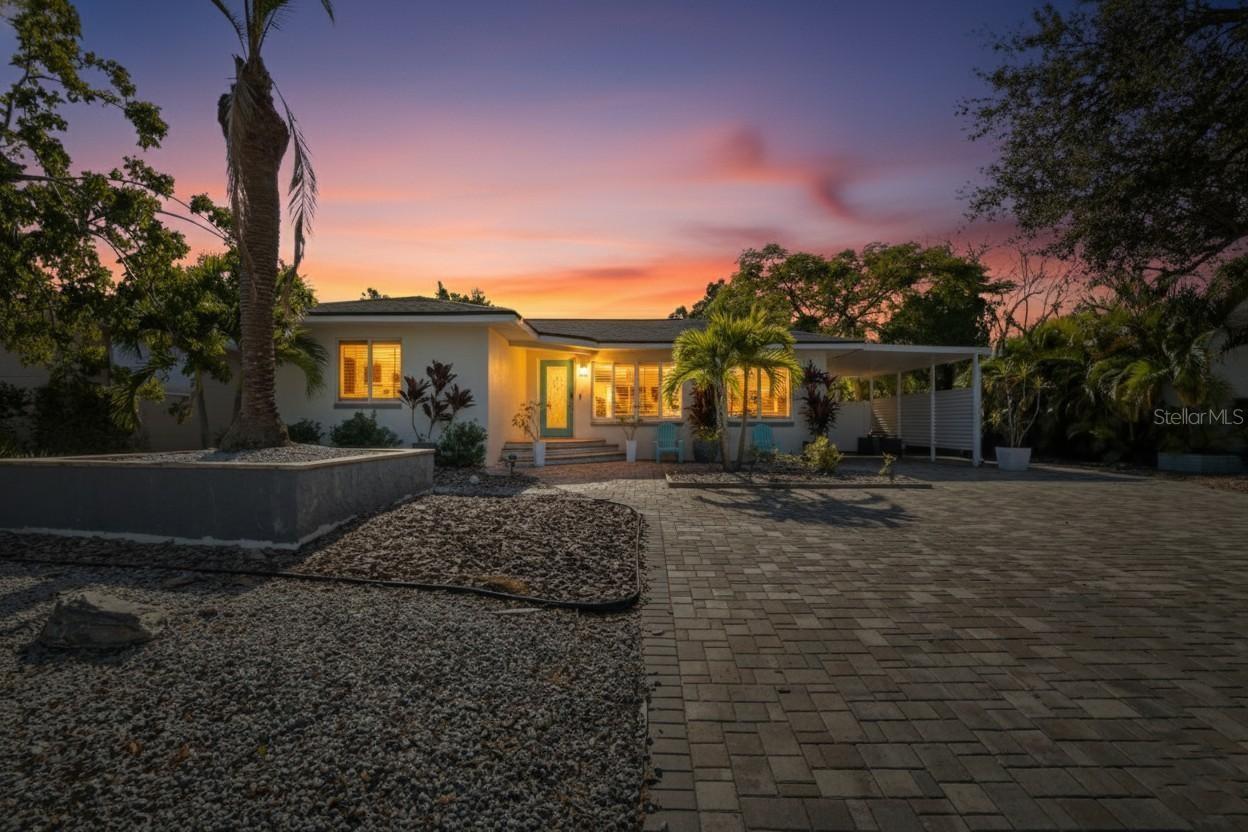 Single Family Residence in GULFPORT, FL - Daniel Dourado