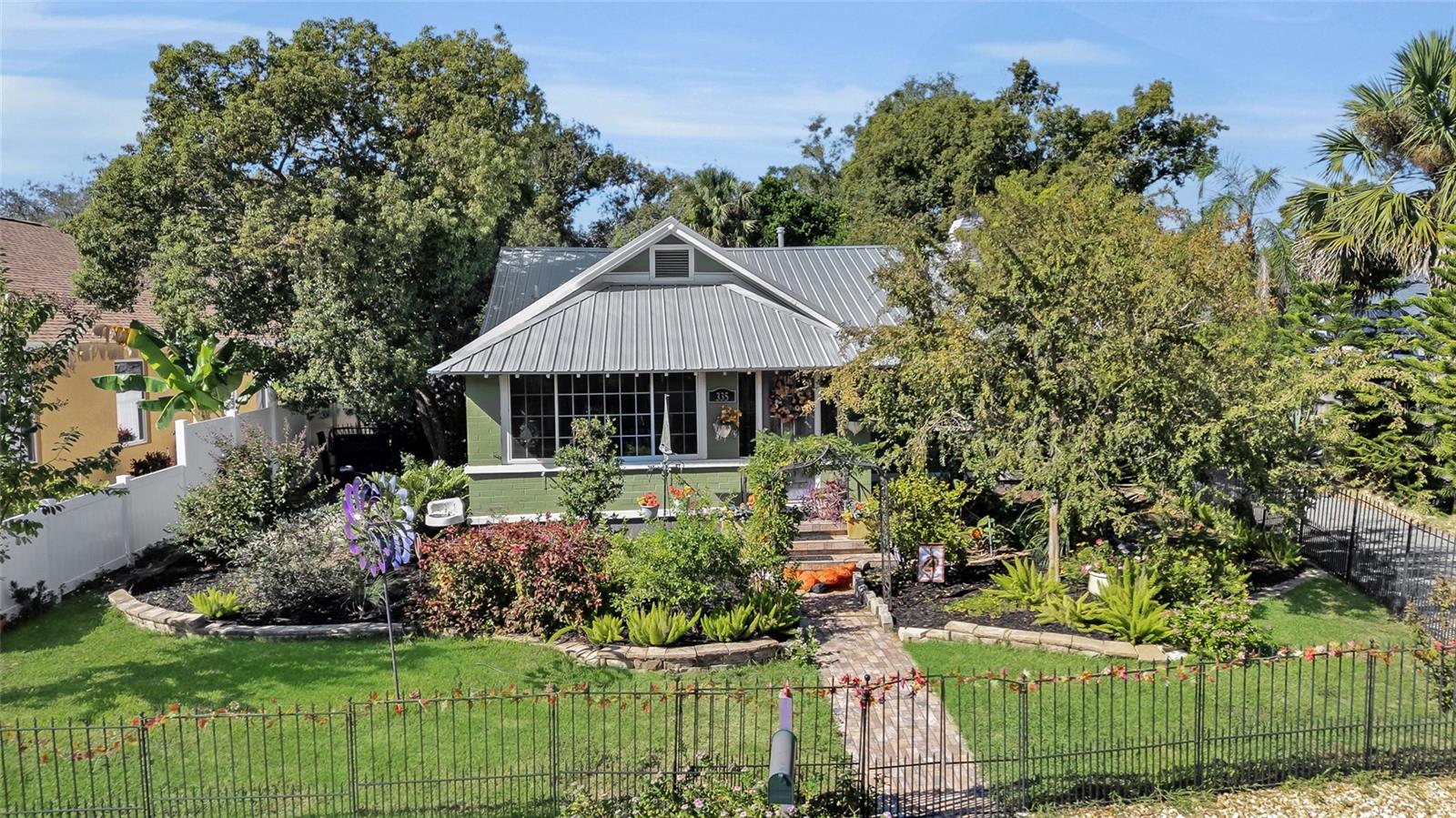 Single Family Residence in MOUNT DORA, FL - Daniel Dourado