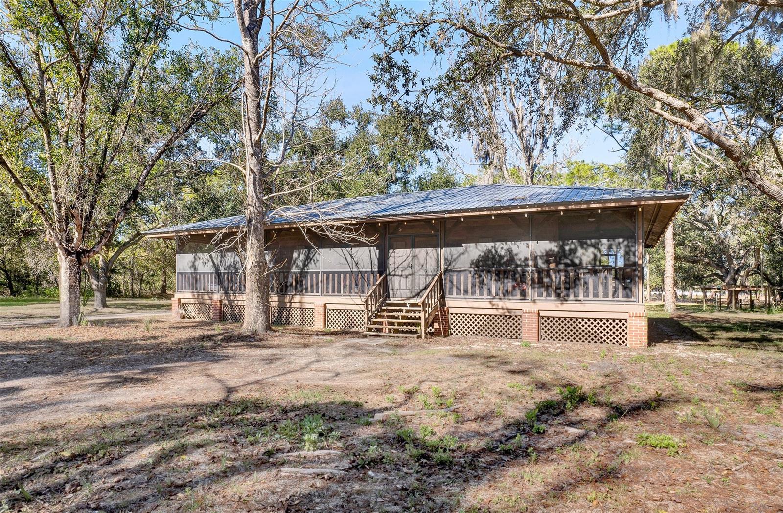 Single Family Residence in SARASOTA, FL - Daniel Dourado