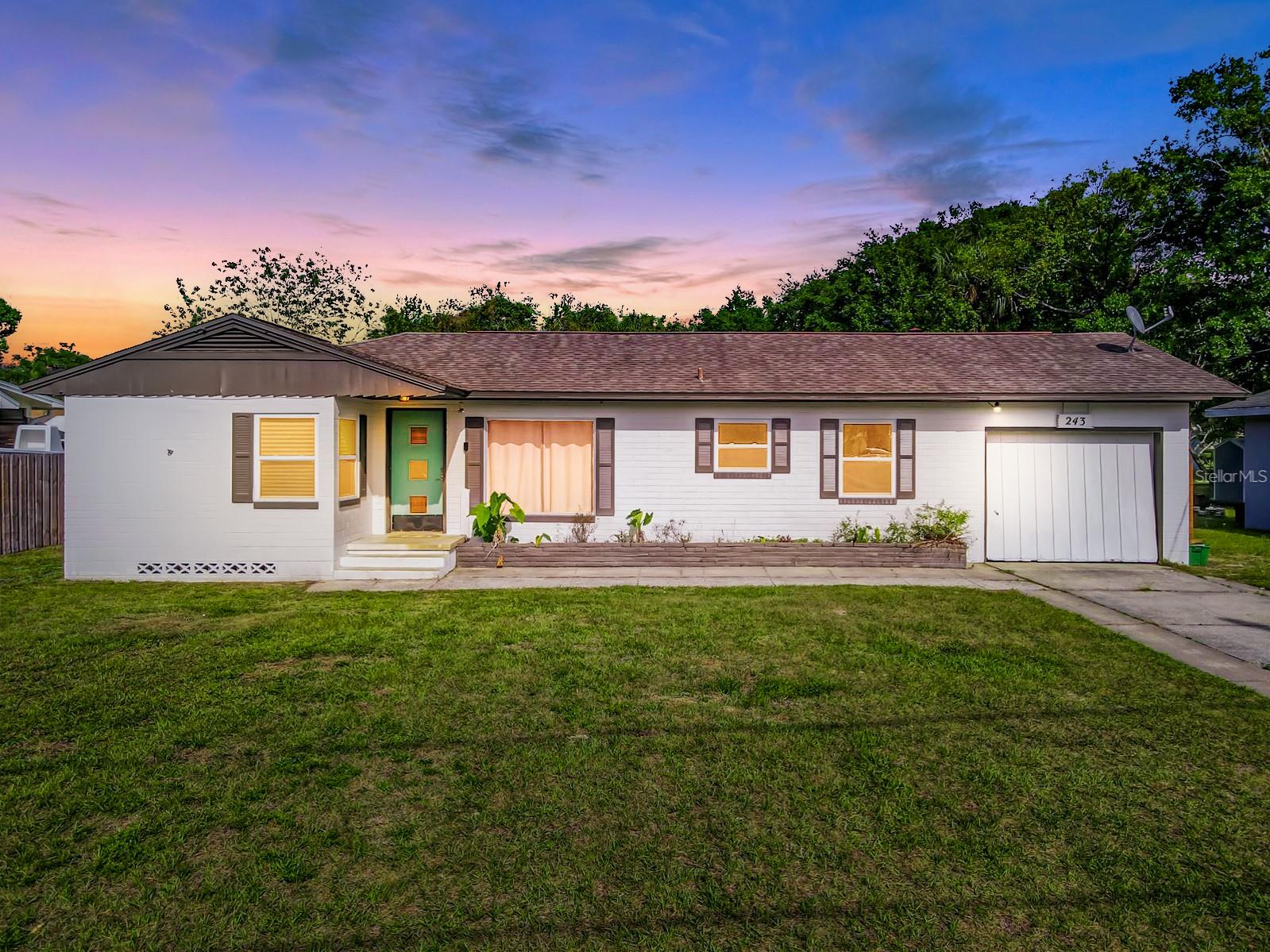 Single Family Residence in DELAND, FL - Daniel Dourado