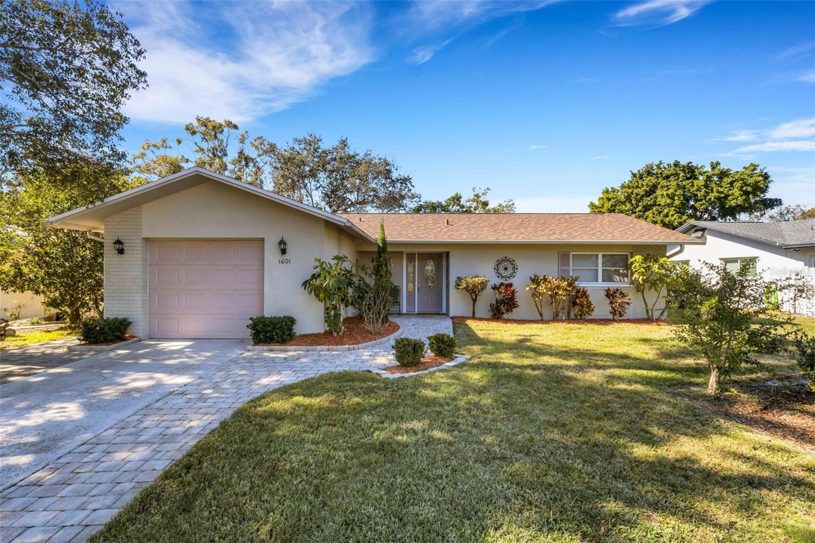 Single Family Residence in PALM HARBOR, FL - Daniel Dourado