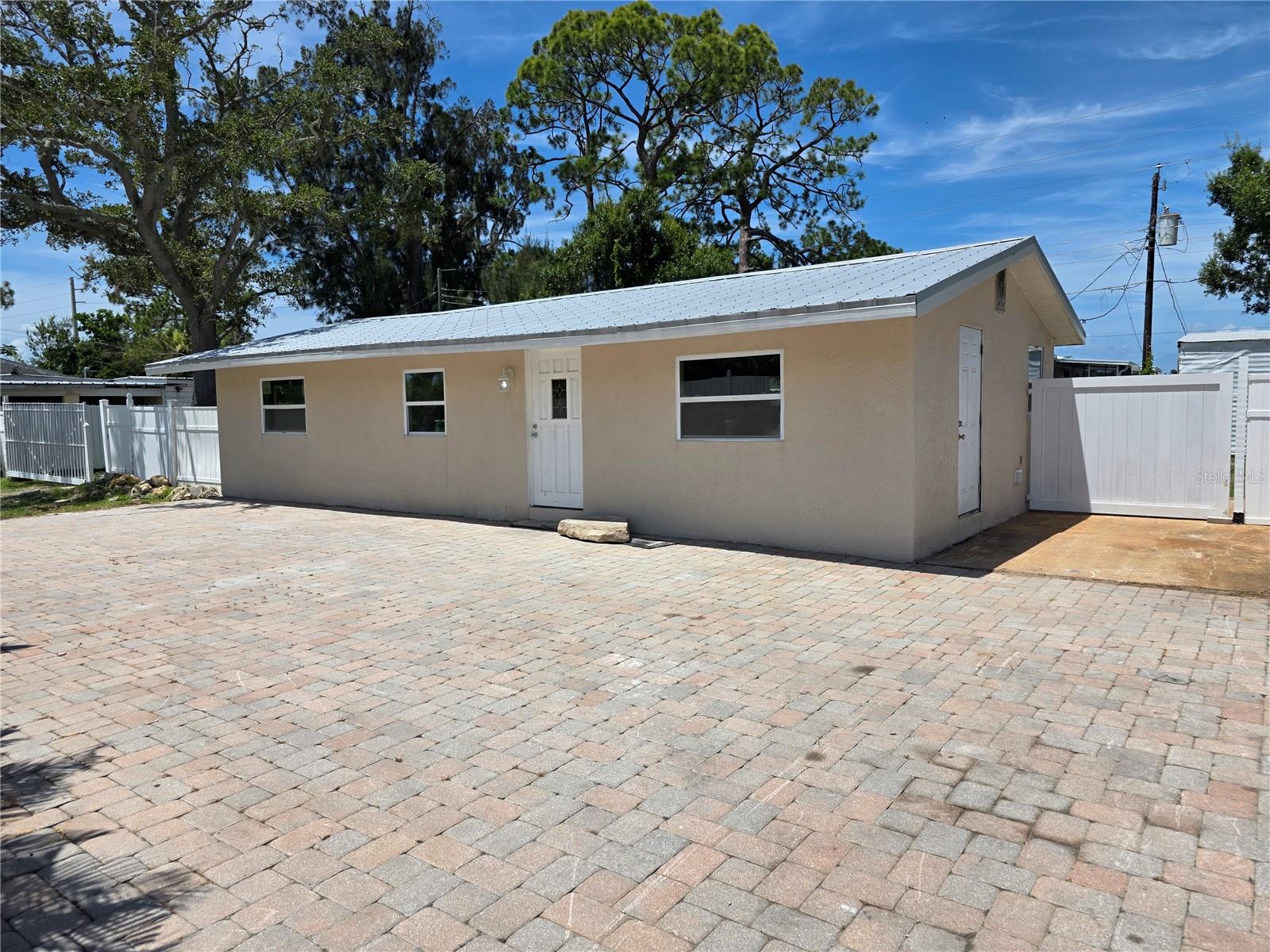Single Family Residence in NOKOMIS, FL - Daniel Dourado