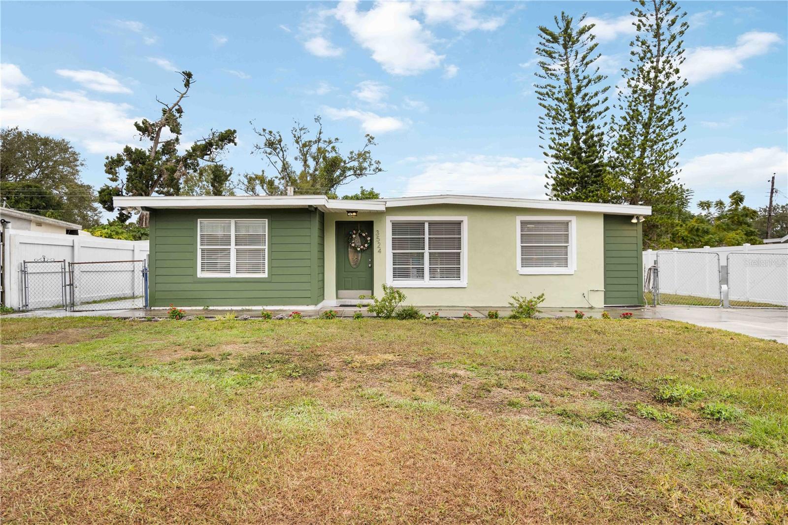 Single Family Residence in SARASOTA, FL - Daniel Dourado