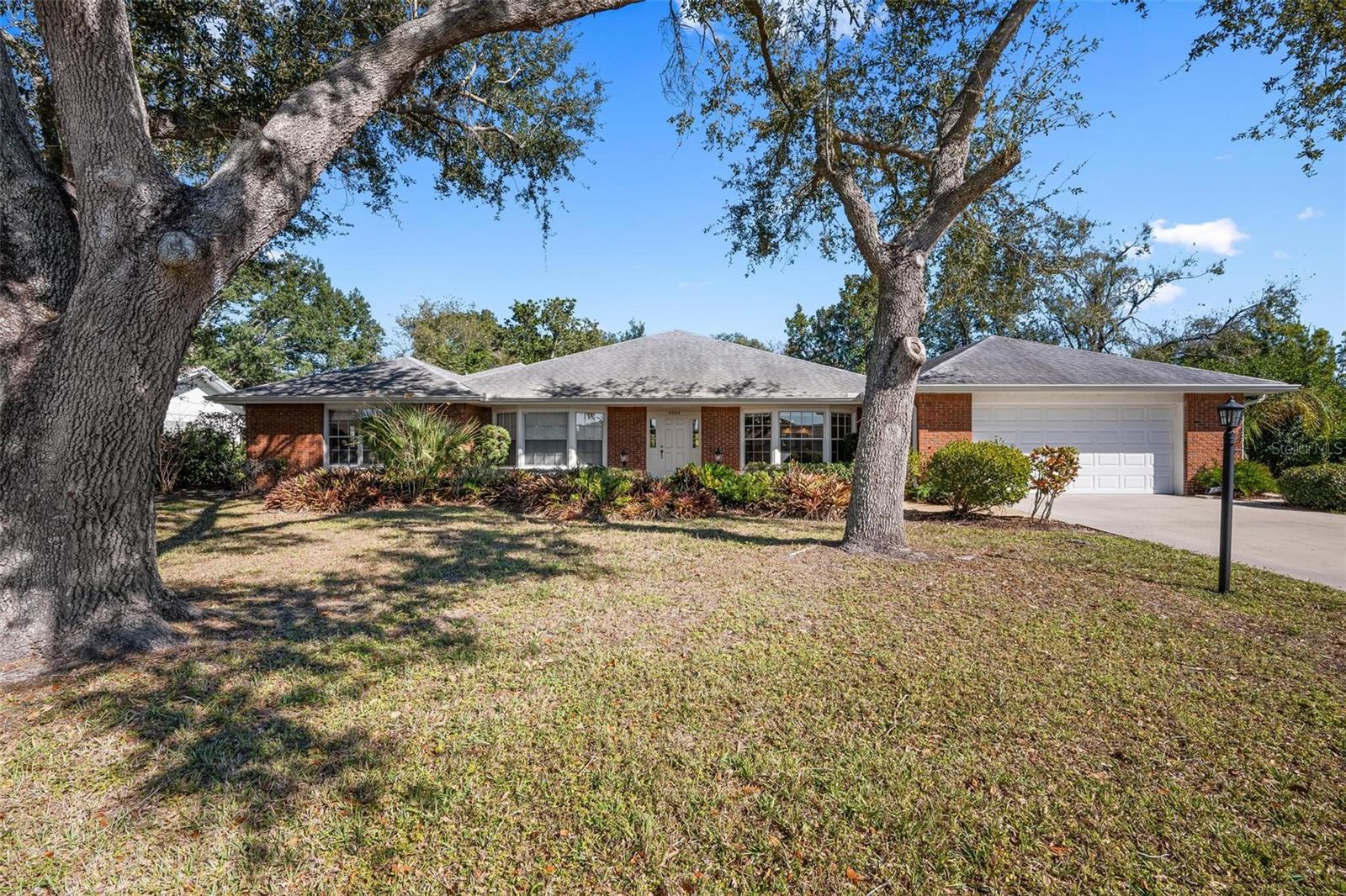 Single Family Residence in SARASOTA, FL - Daniel Dourado