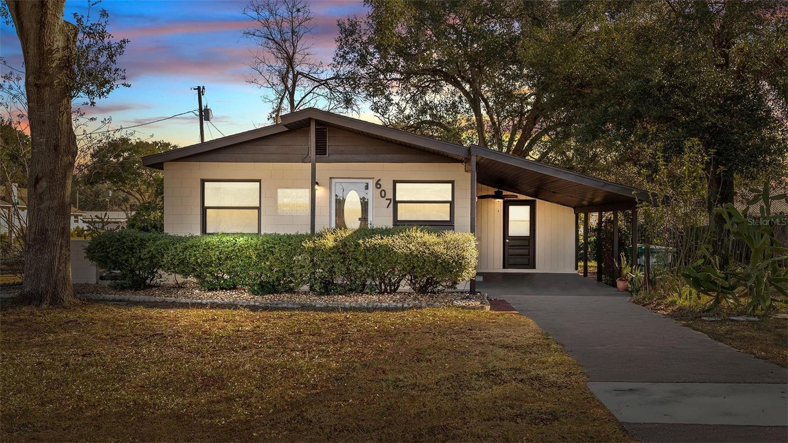 Single Family Residence in FRUITLAND PARK, FL - Daniel Dourado