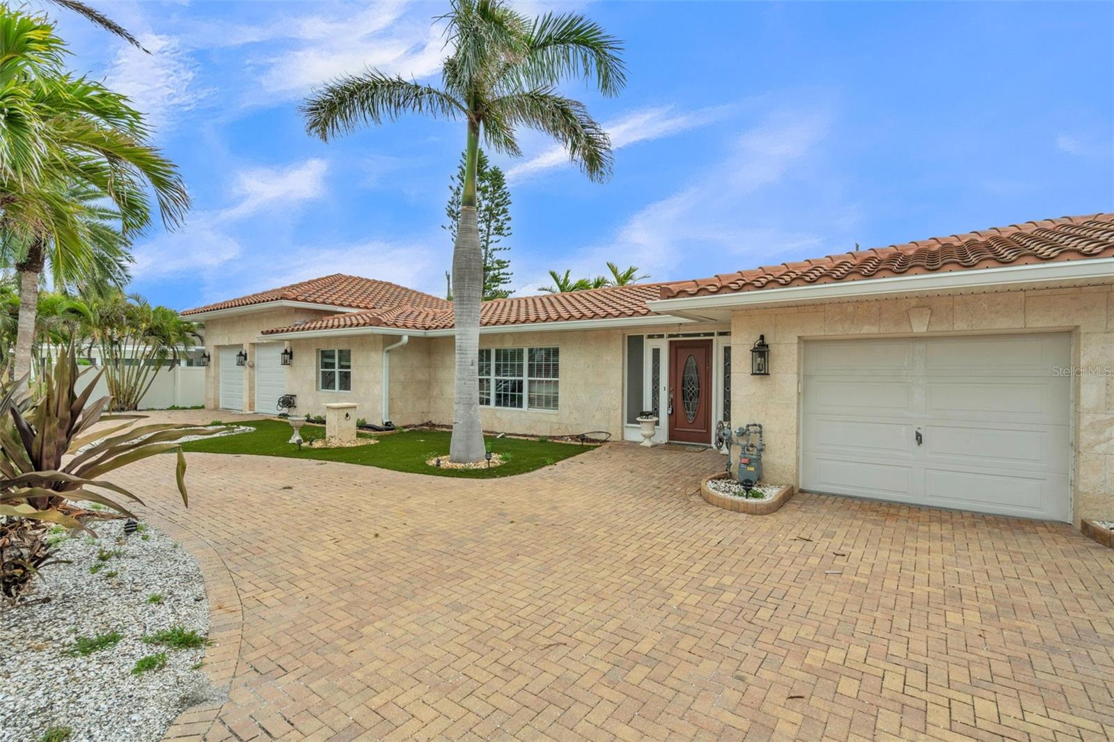 Single Family Residence in CLEARWATER, FL - Daniel Dourado