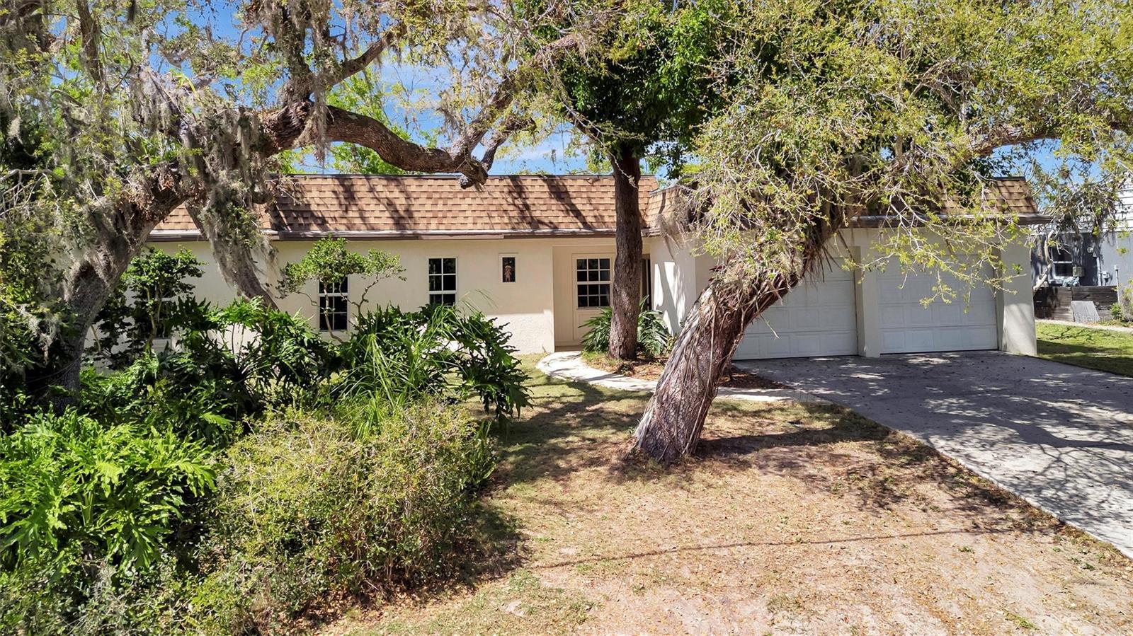 Single Family Residence in SARASOTA, FL - Daniel Dourado