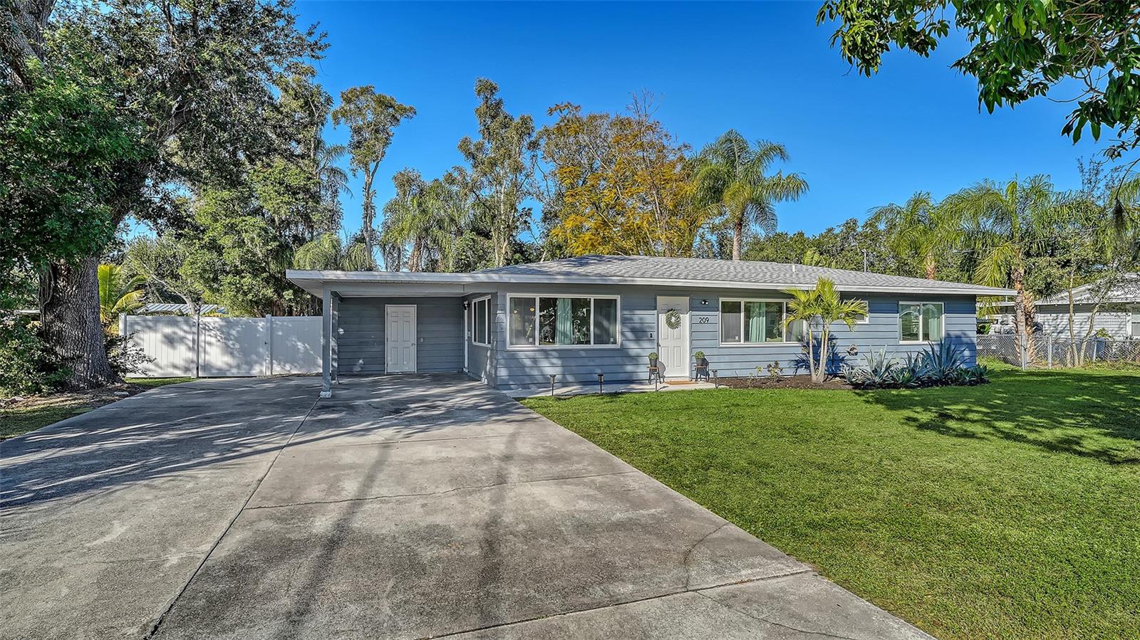 Single Family Residence in SARASOTA, FL - Daniel Dourado