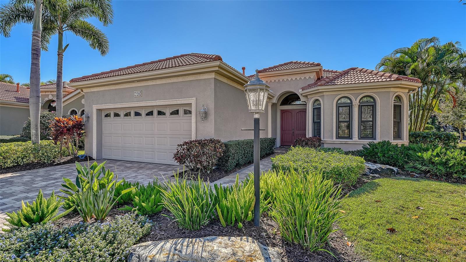 Single Family Residence in LAKEWOOD RANCH, FL - Daniel Dourado