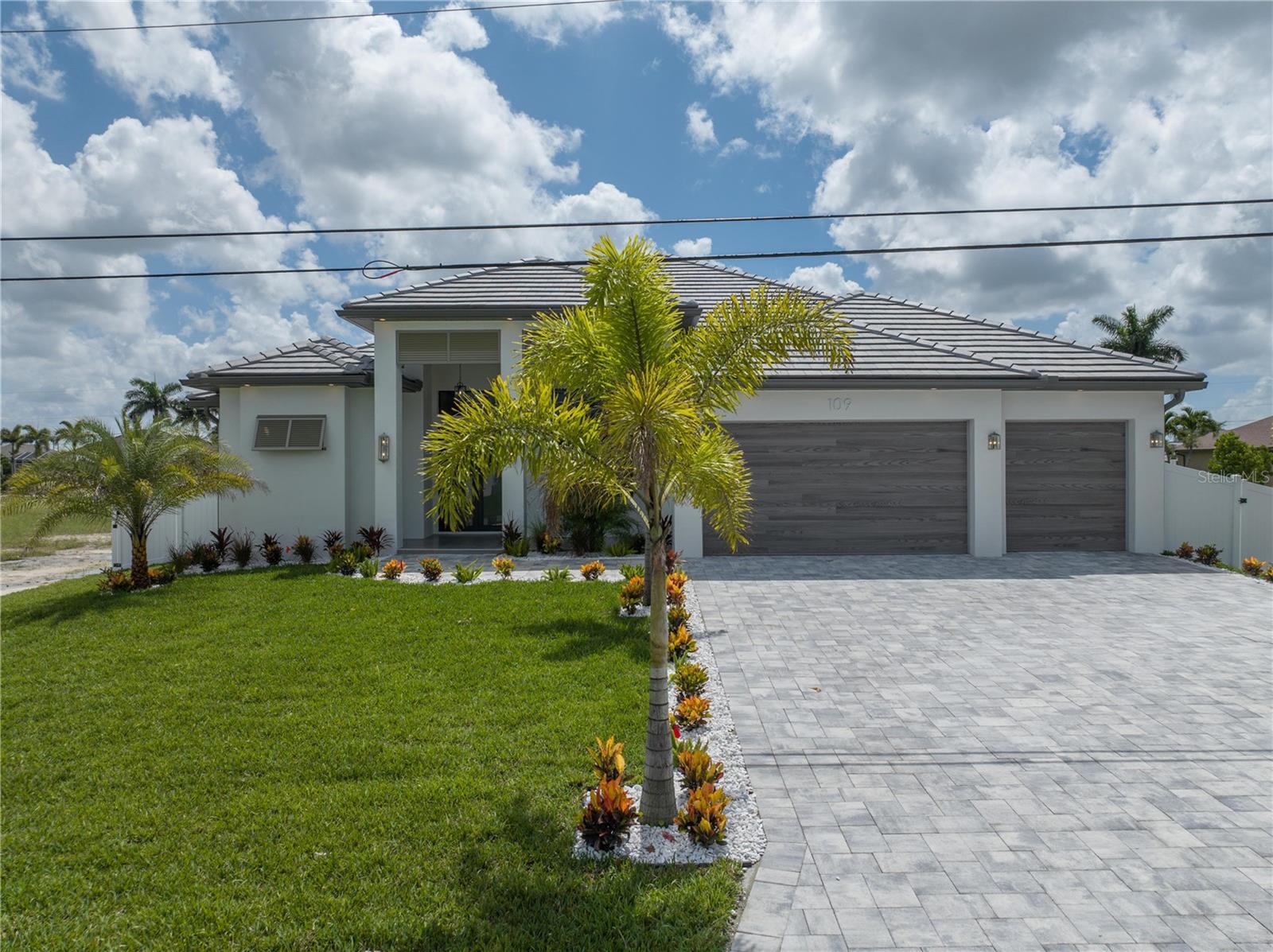 Single Family Residence in CAPE CORAL, FL - Daniel Dourado