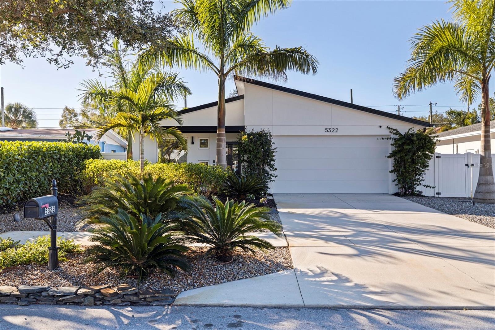 Single Family Residence in GULFPORT, FL - Daniel Dourado