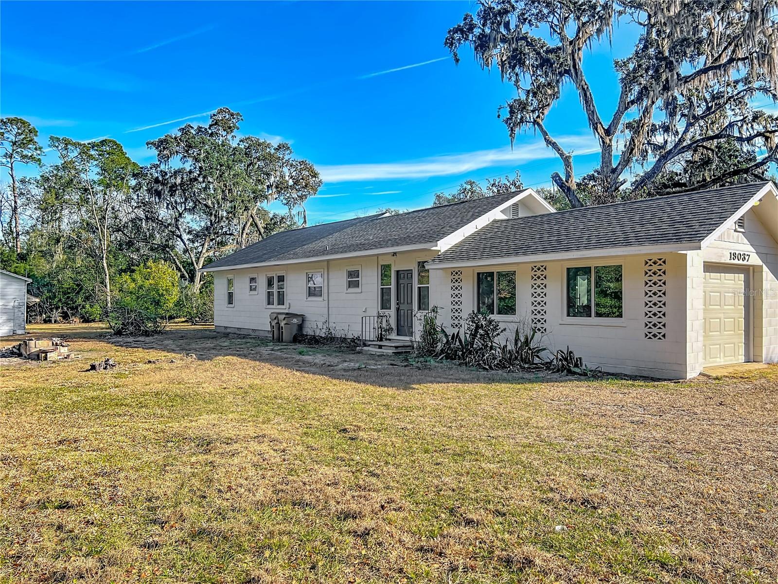 Single Family Residence in ALTOONA, FL - Daniel Dourado