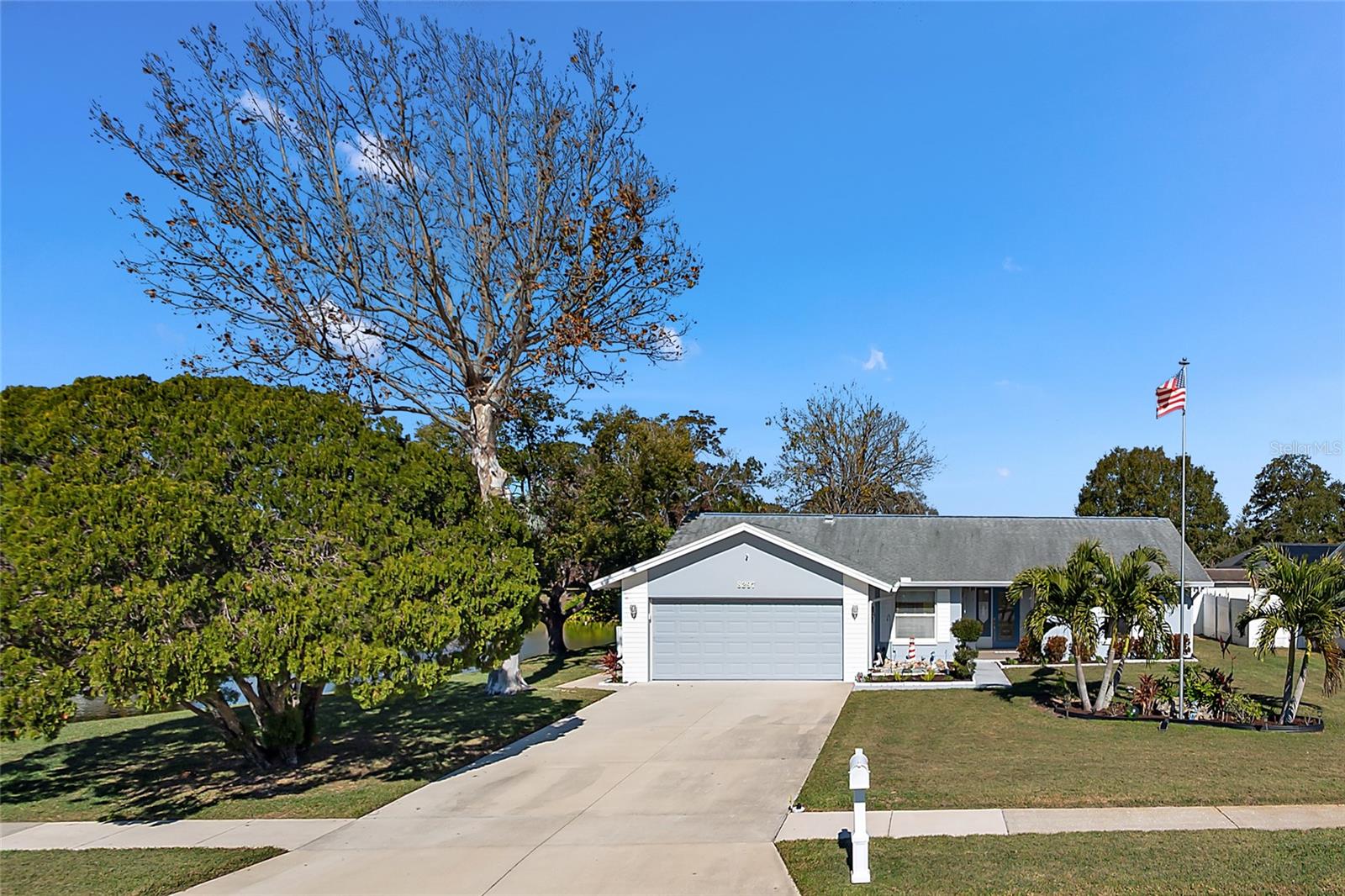 Single Family Residence in SEMINOLE, FL - Daniel Dourado