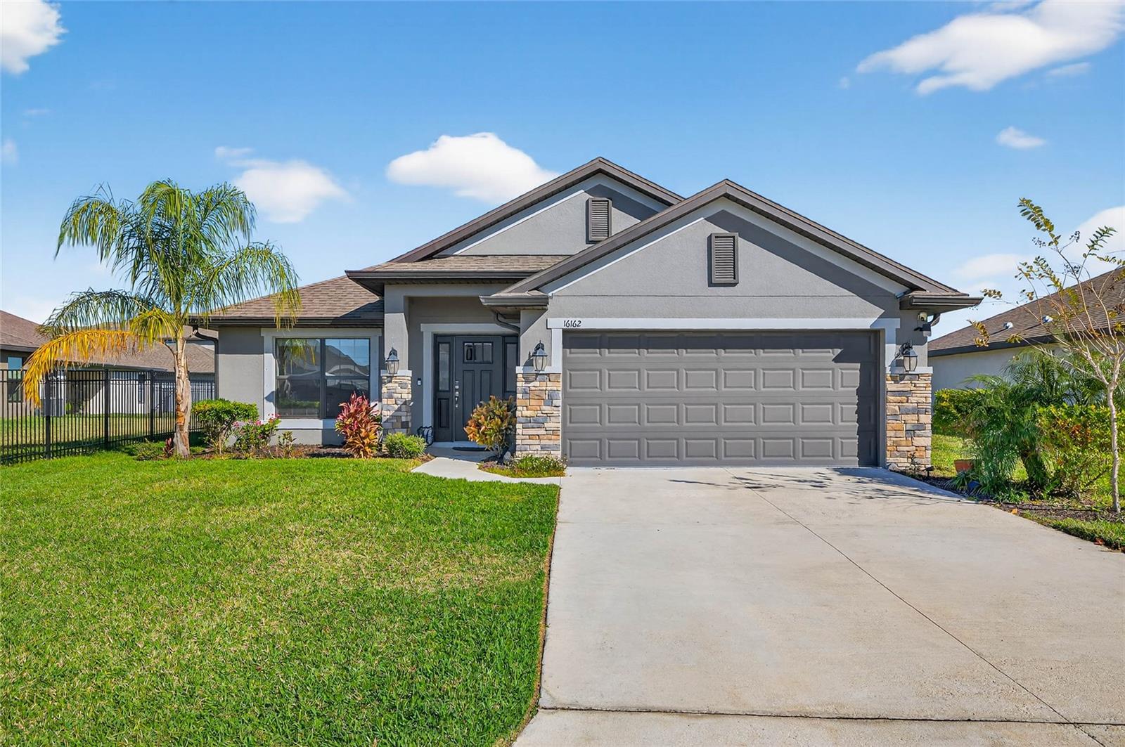 Single Family Residence in PARRISH, FL - Daniel Dourado